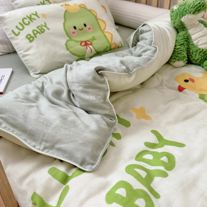 91家纺网 家纺一手货源 找家纺 萌宝家纺 2026新款母婴A类全棉双层纱儿童被套纯棉纱布三件套 绿恐龙