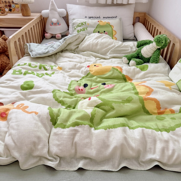91家纺网 家纺一手货源 找家纺 萌宝家纺 2026新款母婴A类全棉双层纱儿童被套纯棉纱布三件套 绿恐龙