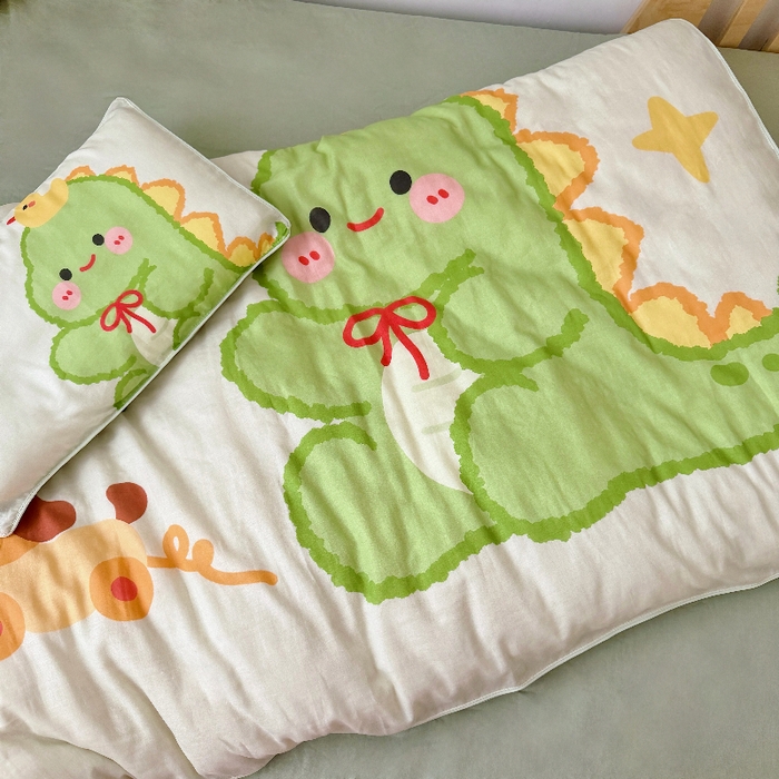 91家纺网 家纺一手货源 找家纺 萌宝家纺 2026新款母婴A类全棉双层纱儿童被套纯棉纱布三件套 绿恐龙