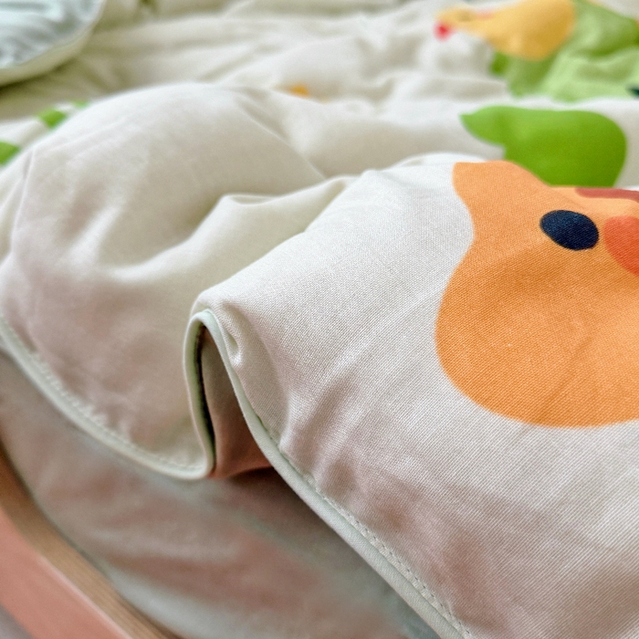 91家纺网 家纺一手货源 找家纺 萌宝家纺 2026新款母婴A类全棉双层纱儿童被套纯棉纱布三件套 绿恐龙