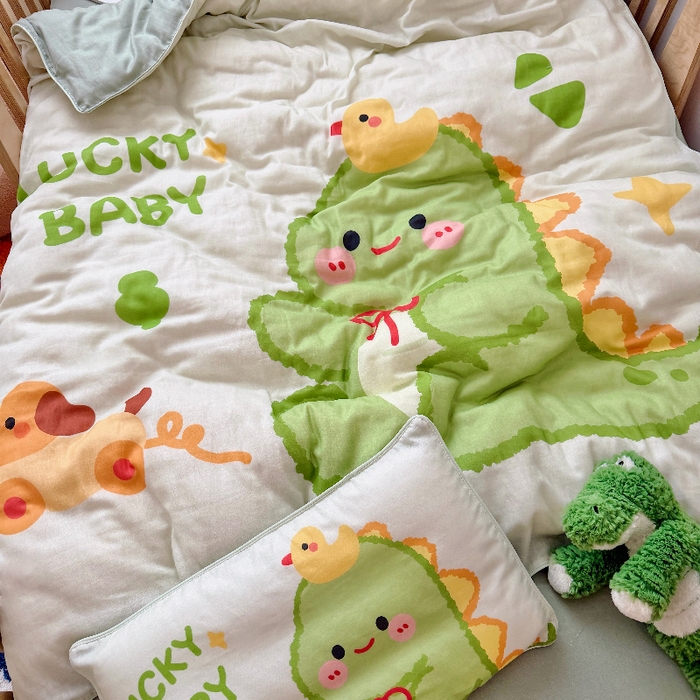 91家纺网 家纺一手货源 找家纺 萌宝家纺 2026新款母婴A类全棉双层纱儿童被套纯棉纱布三件套 绿恐龙