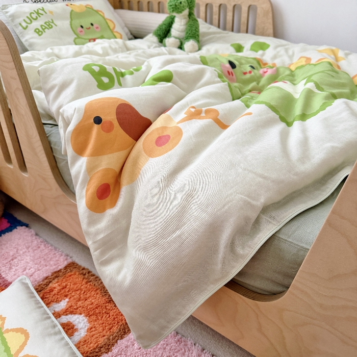 91家纺网 家纺一手货源 找家纺 萌宝家纺 2026新款母婴A类全棉双层纱儿童被套纯棉纱布三件套 绿恐龙