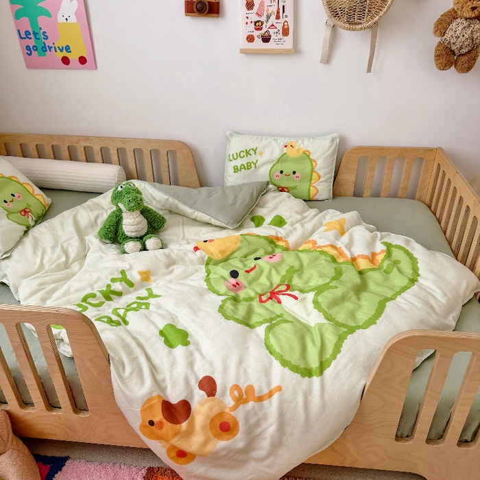 91家纺网 家纺一手货源 找家纺 萌宝家纺 2026新款母婴A类全棉双层纱儿童被套纯棉纱布三件套 绿恐龙