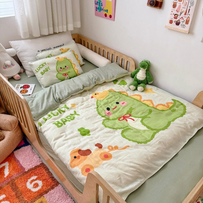 91家纺网 家纺一手货源 找家纺 萌宝家纺 2026新款母婴A类全棉双层纱儿童被套纯棉纱布三件套 绿恐龙