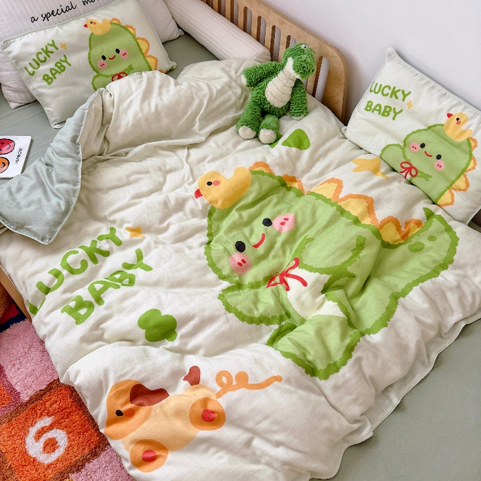 91家纺网 家纺一手货源 找家纺 萌宝家纺 2026新款母婴A类全棉双层纱儿童被套纯棉纱布三件套 绿恐龙