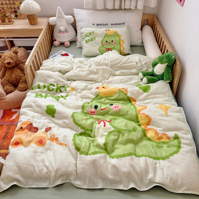 91家纺网 家纺一手货源 找家纺 萌宝家纺 2026新款母婴A类全棉双层纱儿童被套纯棉纱布三件套 绿恐龙