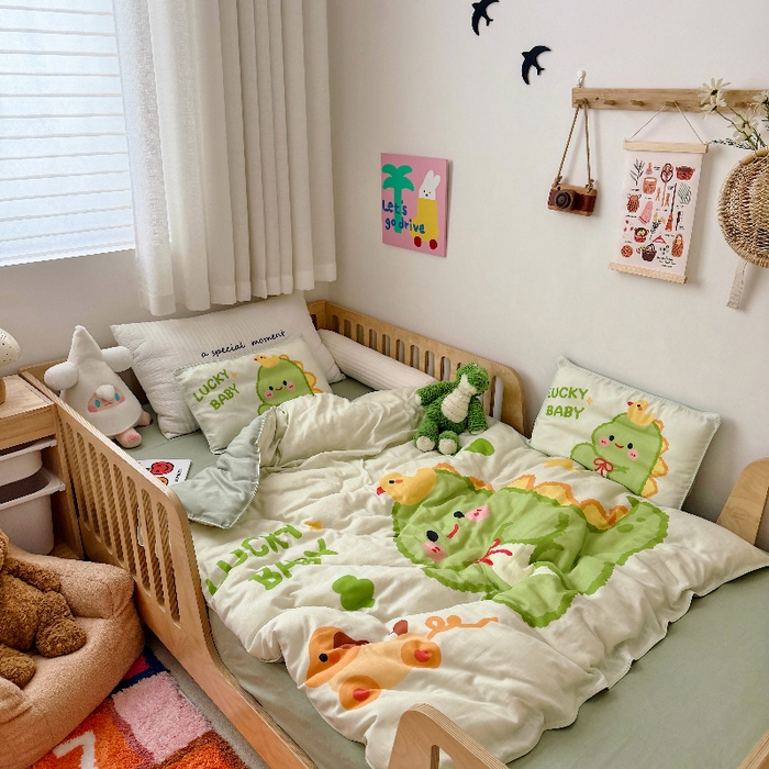 91家纺网 家纺一手货源 找家纺 萌宝家纺 2026新款母婴A类全棉双层纱儿童被套纯棉纱布三件套 绿恐龙