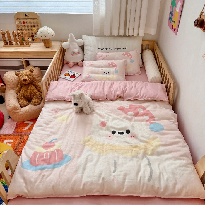 91家纺网 家纺一手货源 找家纺 萌宝家纺 2026新款母婴A类全棉双层纱儿童被套纯棉纱布三件套 西高地-粉色