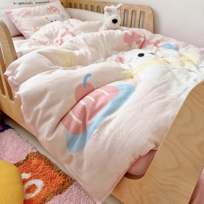 91家纺网 家纺一手货源 找家纺 萌宝家纺 2026新款母婴A类全棉双层纱儿童被套纯棉纱布三件套 西高地-粉色
