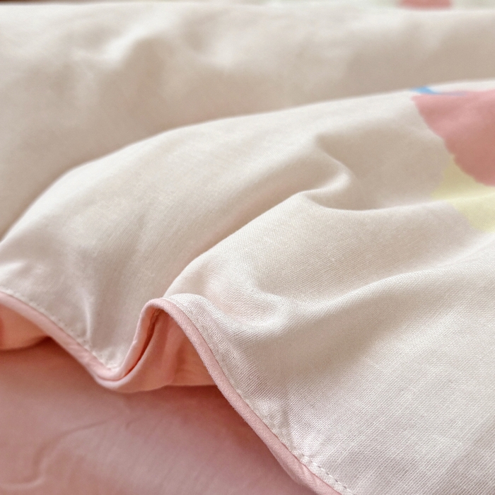 91家纺网 家纺一手货源 找家纺 萌宝家纺 2026新款母婴A类全棉双层纱儿童被套纯棉纱布三件套 西高地-粉色