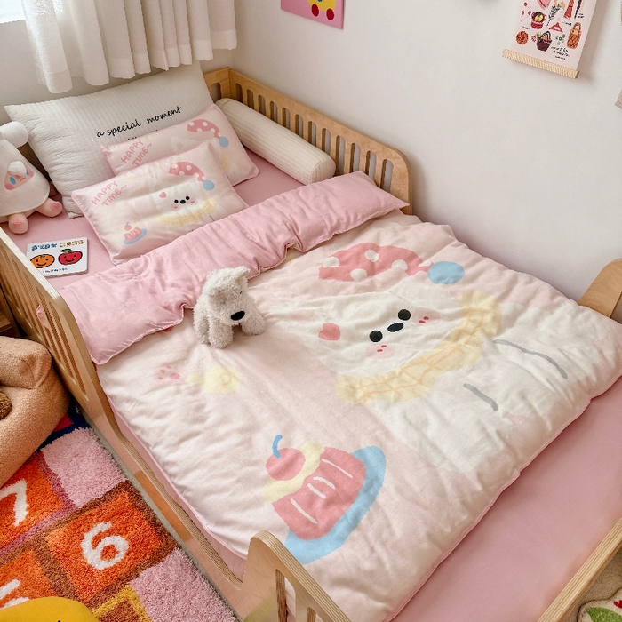 91家纺网 家纺一手货源 找家纺 萌宝家纺 2026新款母婴A类全棉双层纱儿童被套纯棉纱布三件套 西高地-粉色
