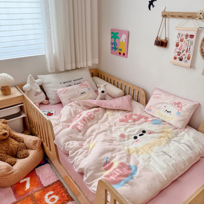 91家纺网 家纺一手货源 找家纺 萌宝家纺 2026新款母婴A类全棉双层纱儿童被套纯棉纱布三件套 西高地-粉色