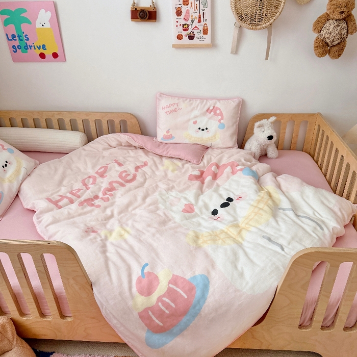 91家纺网 家纺一手货源 找家纺 萌宝家纺 2026新款母婴A类全棉双层纱儿童被套纯棉纱布三件套 西高地-粉色