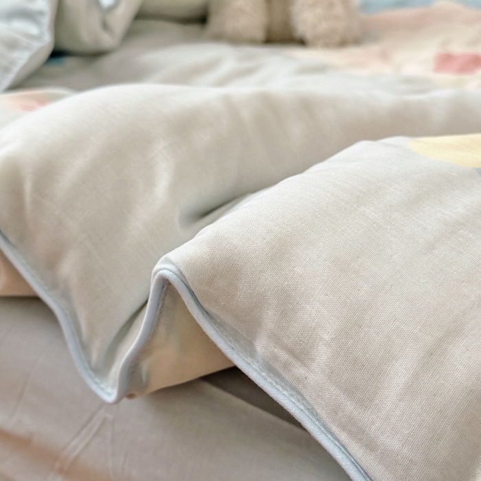 91家纺网 家纺一手货源 找家纺 萌宝家纺 2026新款母婴A类全棉双层纱儿童被套纯棉纱布三件套 西高地-蓝色