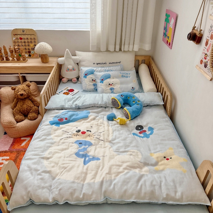91家纺网 家纺一手货源 找家纺 萌宝家纺 2026新款母婴A类全棉双层纱儿童被套纯棉纱布三件套 小海豹