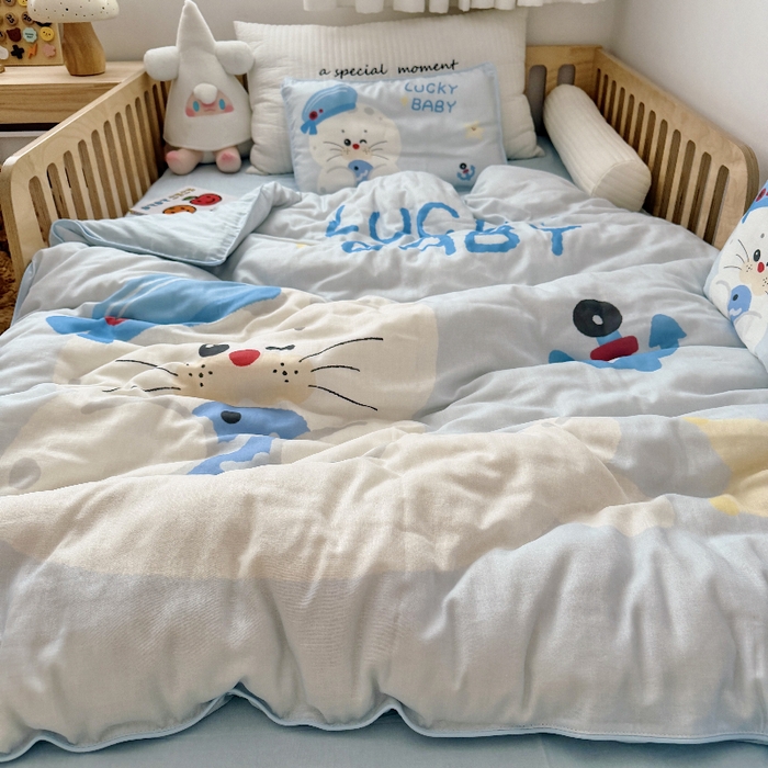 91家纺网 家纺一手货源 找家纺 萌宝家纺 2026新款母婴A类全棉双层纱儿童被套纯棉纱布三件套 小海豹