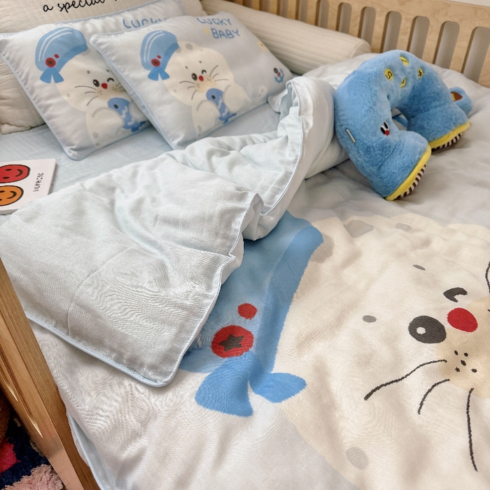 91家纺网 家纺一手货源 找家纺 萌宝家纺 2026新款母婴A类全棉双层纱儿童被套纯棉纱布三件套 小海豹