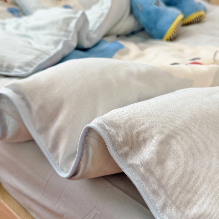 91家纺网 家纺一手货源 找家纺 萌宝家纺 2026新款母婴A类全棉双层纱儿童被套纯棉纱布三件套 小海豹