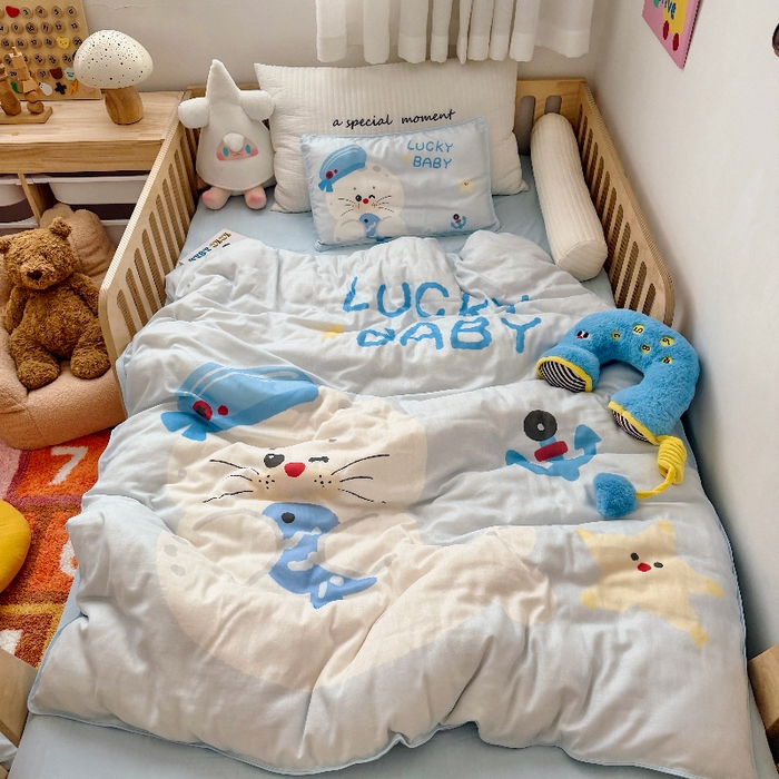 91家纺网 家纺一手货源 找家纺 萌宝家纺 2026新款母婴A类全棉双层纱儿童被套纯棉纱布三件套 小海豹