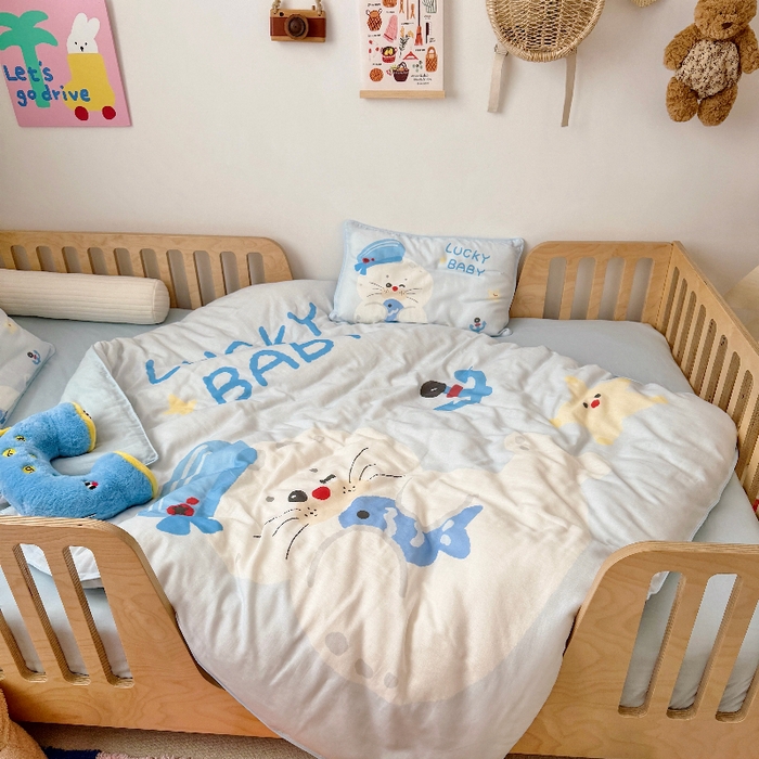 91家纺网 家纺一手货源 找家纺 萌宝家纺 2026新款母婴A类全棉双层纱儿童被套纯棉纱布三件套 小海豹