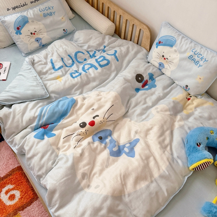 91家纺网 家纺一手货源 找家纺 萌宝家纺 2026新款母婴A类全棉双层纱儿童被套纯棉纱布三件套 小海豹