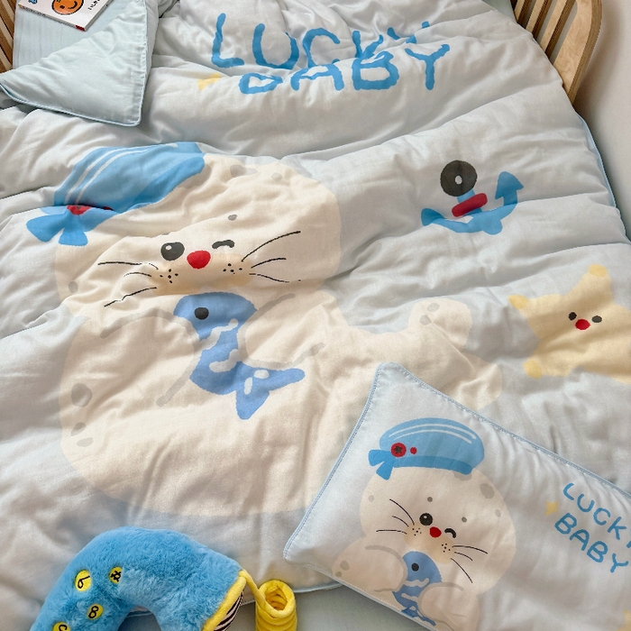 91家纺网 家纺一手货源 找家纺 萌宝家纺 2026新款母婴A类全棉双层纱儿童被套纯棉纱布三件套 小海豹