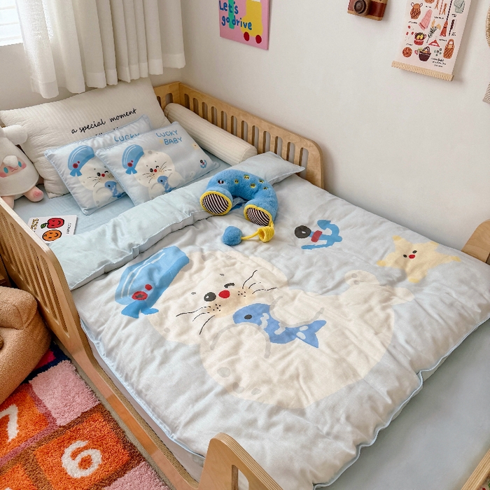 91家纺网 家纺一手货源 找家纺 萌宝家纺 2026新款母婴A类全棉双层纱儿童被套纯棉纱布三件套 小海豹