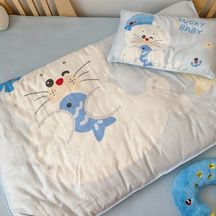 91家纺网 家纺一手货源 找家纺 萌宝家纺 2026新款母婴A类全棉双层纱儿童被套纯棉纱布三件套 小海豹