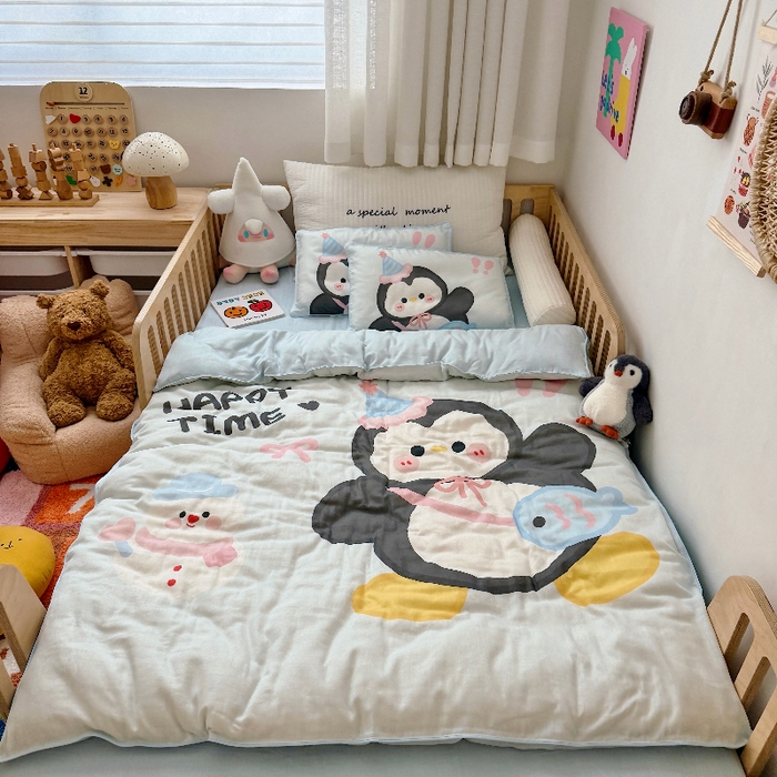 91家纺网 家纺一手货源 找家纺 萌宝家纺 2026新款母婴A类全棉双层纱儿童被套纯棉纱布三件套 小企鹅
