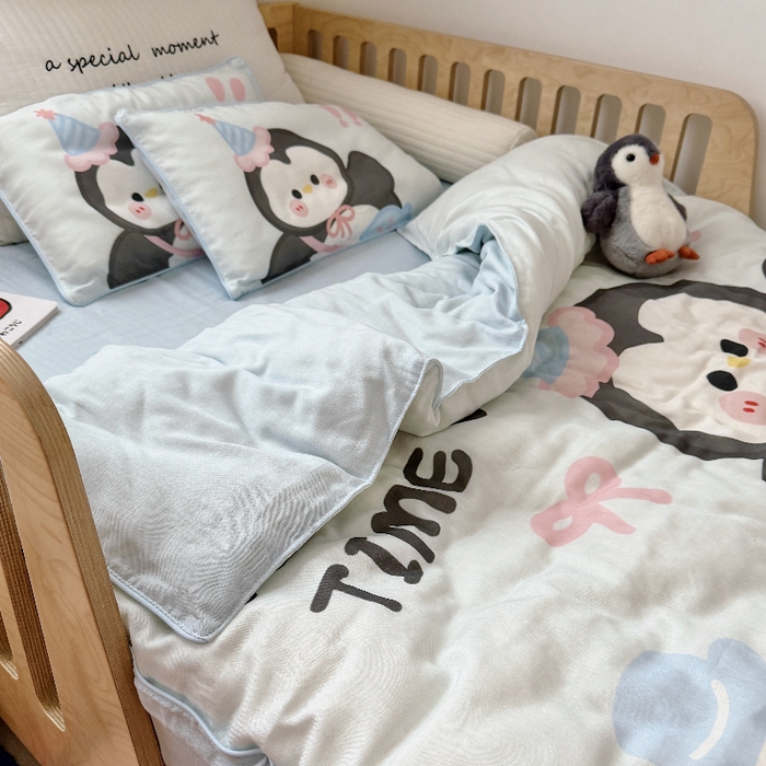 91家纺网 家纺一手货源 找家纺 萌宝家纺 2026新款母婴A类全棉双层纱儿童被套纯棉纱布三件套 小企鹅