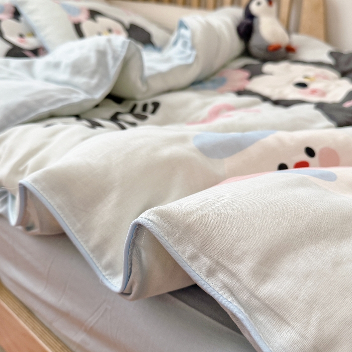 91家纺网 家纺一手货源 找家纺 萌宝家纺 2026新款母婴A类全棉双层纱儿童被套纯棉纱布三件套 小企鹅