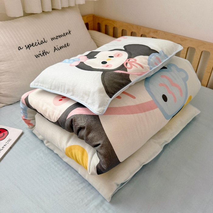 91家纺网 家纺一手货源 找家纺 萌宝家纺 2026新款母婴A类全棉双层纱儿童被套纯棉纱布三件套 小企鹅