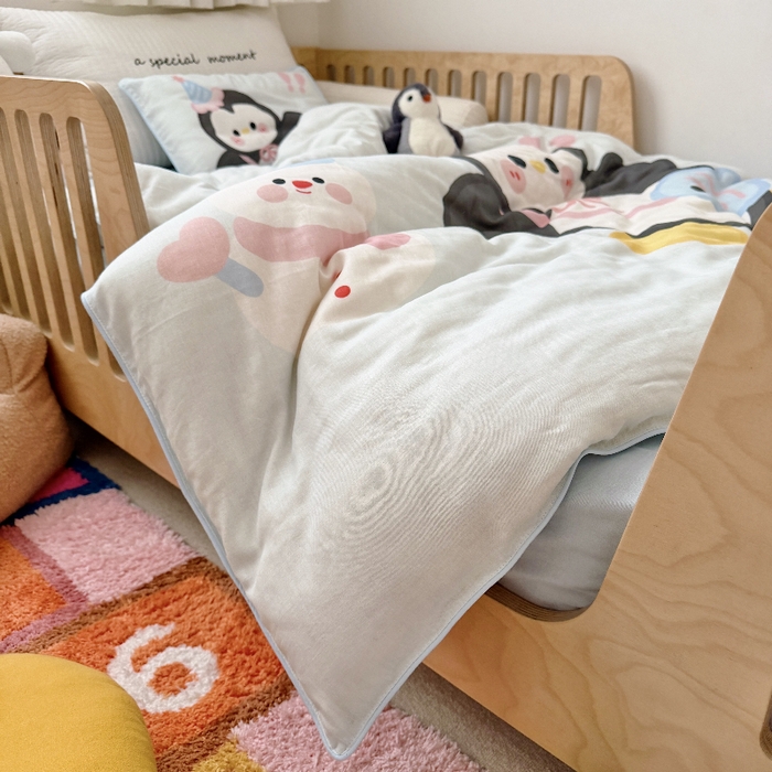 91家纺网 家纺一手货源 找家纺 萌宝家纺 2026新款母婴A类全棉双层纱儿童被套纯棉纱布三件套 小企鹅