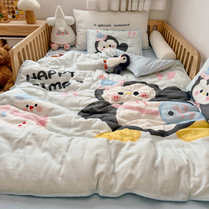 91家纺网 家纺一手货源 找家纺 萌宝家纺 2026新款母婴A类全棉双层纱儿童被套纯棉纱布三件套 小企鹅
