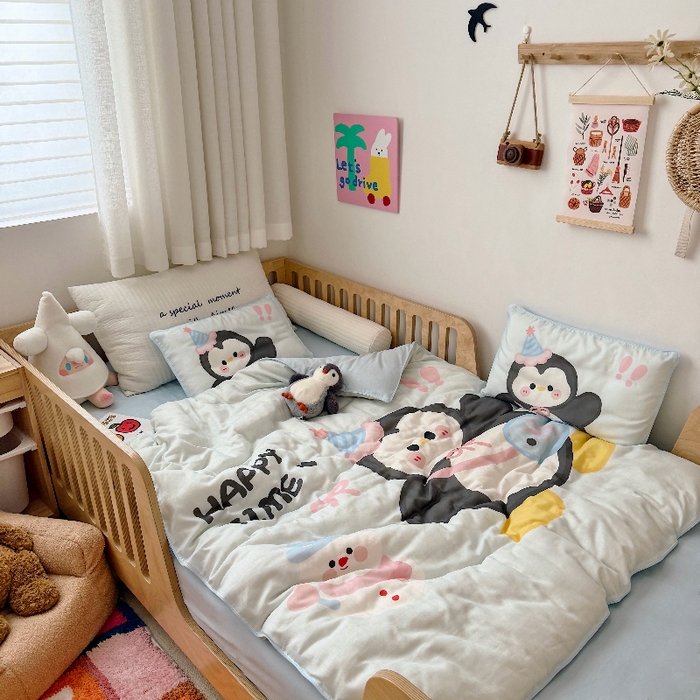 91家纺网 家纺一手货源 找家纺 萌宝家纺 2026新款母婴A类全棉双层纱儿童被套纯棉纱布三件套 小企鹅