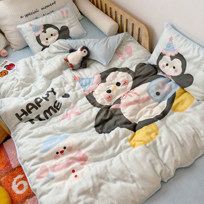 91家纺网 家纺一手货源 找家纺 萌宝家纺 2026新款母婴A类全棉双层纱儿童被套纯棉纱布三件套 小企鹅
