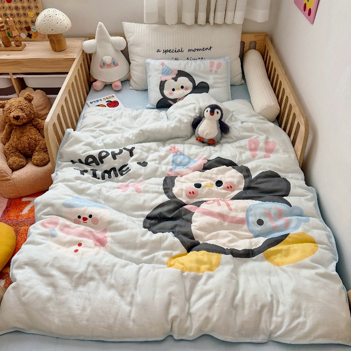 91家纺网 家纺一手货源 找家纺 萌宝家纺 2026新款母婴A类全棉双层纱儿童被套纯棉纱布三件套 小企鹅