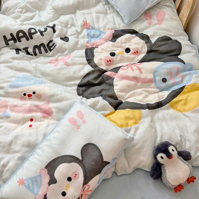 91家纺网 家纺一手货源 找家纺 萌宝家纺 2026新款母婴A类全棉双层纱儿童被套纯棉纱布三件套 小企鹅