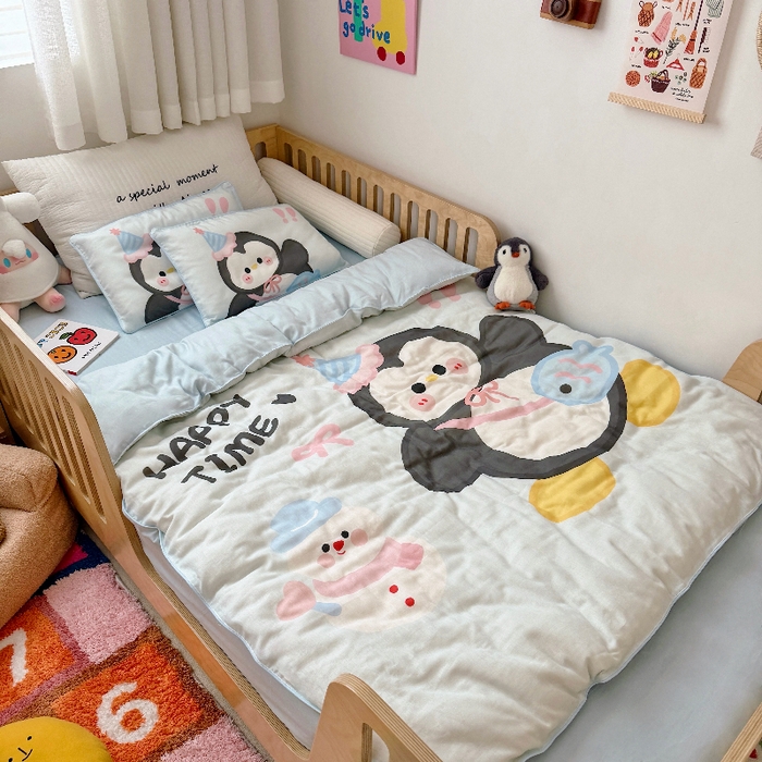 91家纺网 家纺一手货源 找家纺 萌宝家纺 2026新款母婴A类全棉双层纱儿童被套纯棉纱布三件套 小企鹅