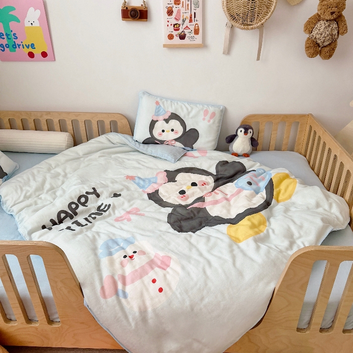 91家纺网 家纺一手货源 找家纺 萌宝家纺 2026新款母婴A类全棉双层纱儿童被套纯棉纱布三件套 小企鹅