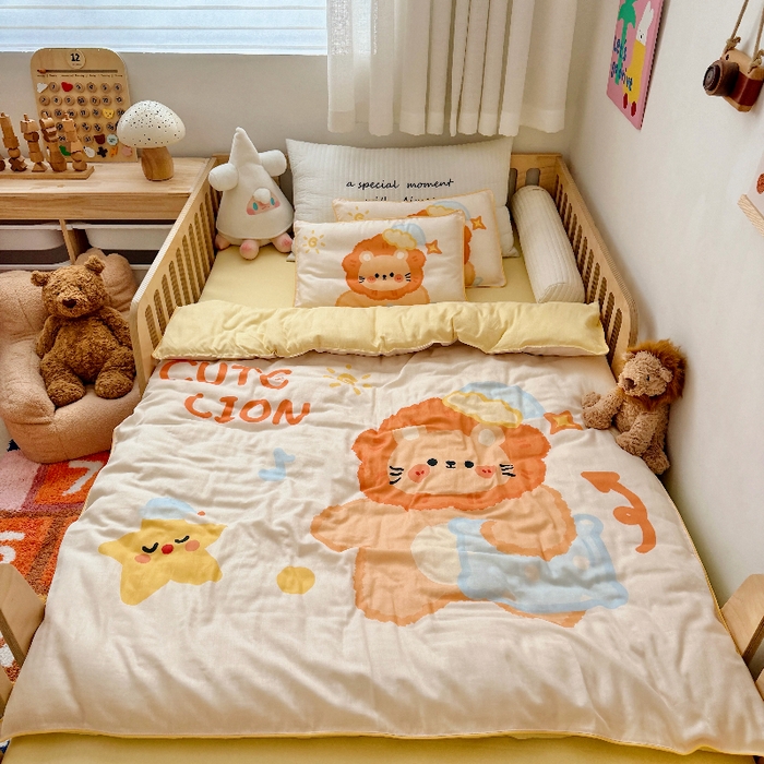 91家纺网 家纺一手货源 找家纺 萌宝家纺 2026新款母婴A类全棉双层纱儿童被套纯棉纱布三件套 小狮子