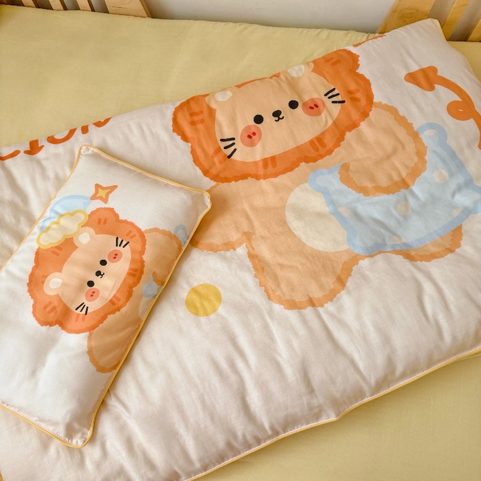 91家纺网 家纺一手货源 找家纺 萌宝家纺 2026新款母婴A类全棉双层纱儿童被套纯棉纱布三件套 小狮子