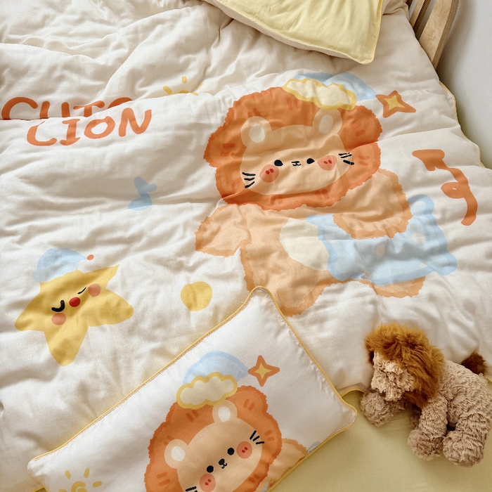 91家纺网 家纺一手货源 找家纺 萌宝家纺 2026新款母婴A类全棉双层纱儿童被套纯棉纱布三件套 小狮子