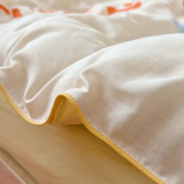 91家纺网 家纺一手货源 找家纺 萌宝家纺 2026新款母婴A类全棉双层纱儿童被套纯棉纱布三件套 小狮子