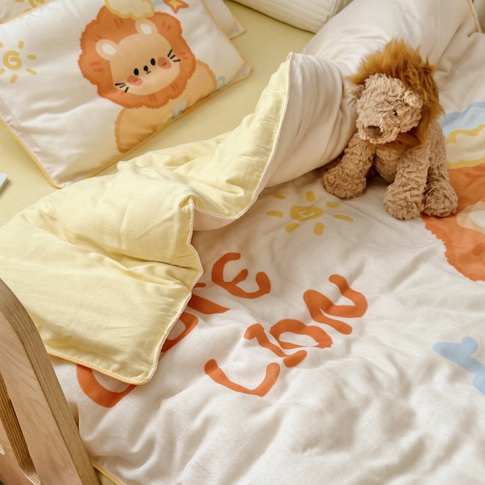 91家纺网 家纺一手货源 找家纺 萌宝家纺 2026新款母婴A类全棉双层纱儿童被套纯棉纱布三件套 小狮子