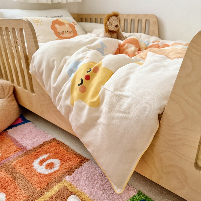 91家纺网 家纺一手货源 找家纺 萌宝家纺 2026新款母婴A类全棉双层纱儿童被套纯棉纱布三件套 小狮子