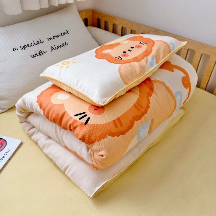 91家纺网 家纺一手货源 找家纺 萌宝家纺 2026新款母婴A类全棉双层纱儿童被套纯棉纱布三件套 小狮子