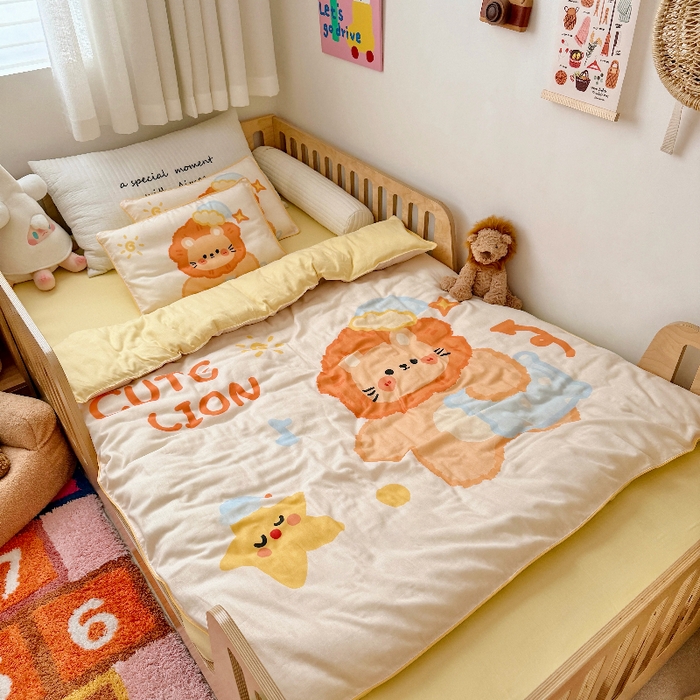 91家纺网 家纺一手货源 找家纺 萌宝家纺 2026新款母婴A类全棉双层纱儿童被套纯棉纱布三件套 小狮子