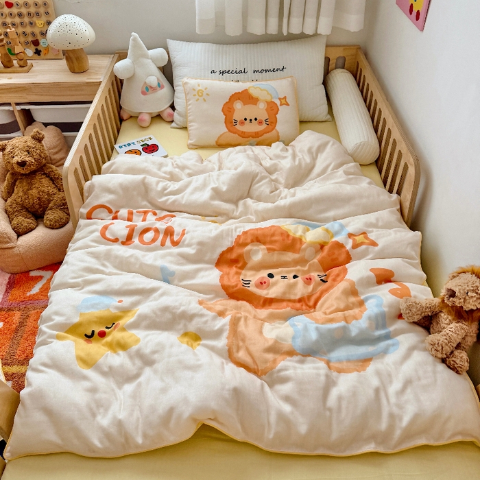 91家纺网 家纺一手货源 找家纺 萌宝家纺 2026新款母婴A类全棉双层纱儿童被套纯棉纱布三件套 小狮子