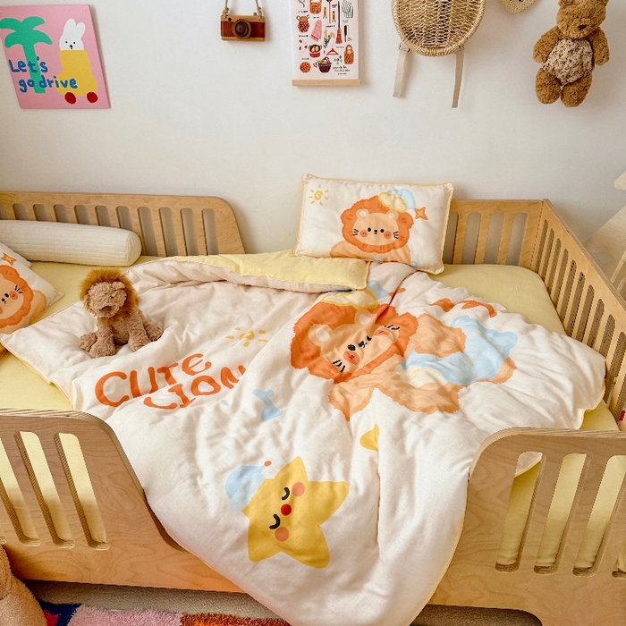 91家纺网 家纺一手货源 找家纺 萌宝家纺 2026新款母婴A类全棉双层纱儿童被套纯棉纱布三件套 小狮子